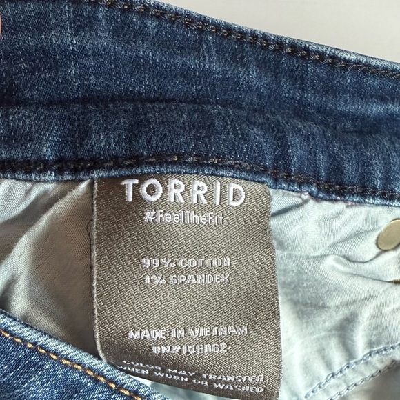 TORRID HIGH RISE MID SHORT - VINTAGE STRETCH DARK WASH Size 18 - Picture 9 of 9